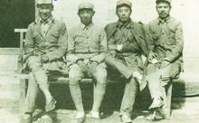 1944年，王鹤峰、王新亭（左二）、聂真、郭钦安在山西安泽县桑曲