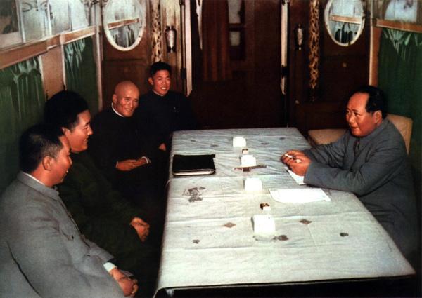 1955年，毛泽东在视察途中和湖南省委的负责同志谈话，左一为华国锋。