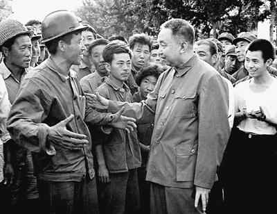 1976年，华国锋同志慰问唐山地震灾区人民。