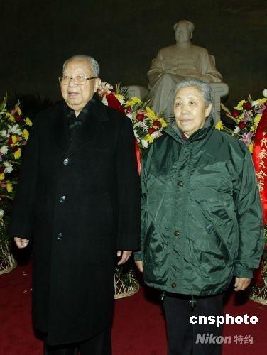2003年12月26日，82岁的华国锋和夫人到北京毛主席纪念堂纪念毛泽东诞辰110周年。 任晨鸣 摄