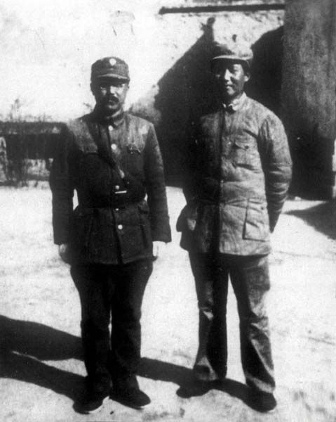 1938年4月27日毛泽东在延安会见第二战区司令长官卫立煌