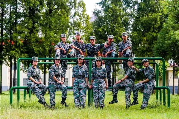 好听！“朱德警卫团”官兵送给首批退役女兵一首歌