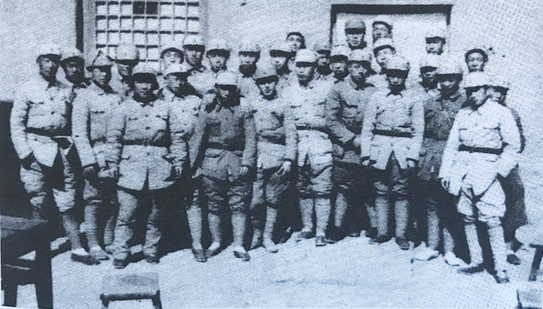 1940年抗大二分校陈伯钧校长（前排右4）与陶汉章（前排右6）等科以上干部合影