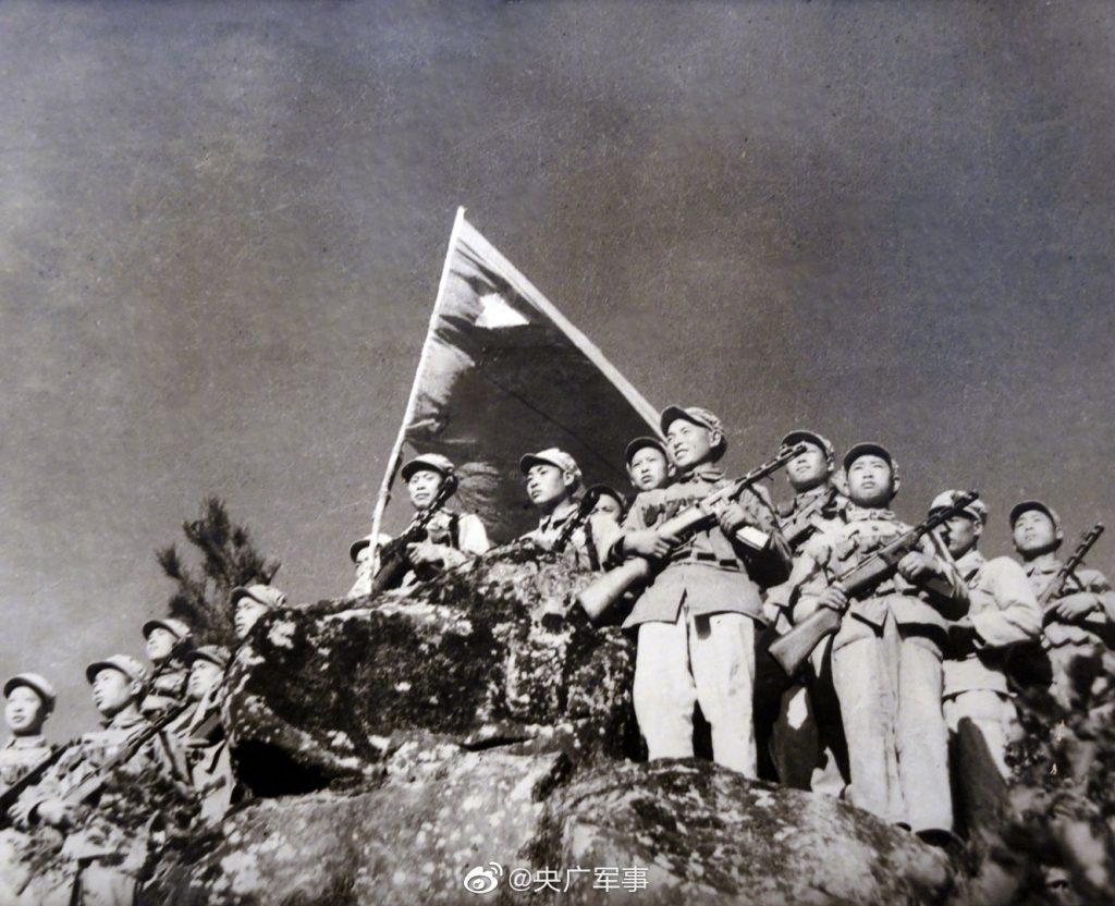 1952年11月，抗美援朝上甘岭战役中，八连官兵将一面写着“英勇前进将红旗插到解放的阵地上”的战旗插上了上甘岭主峰。