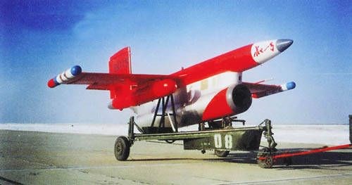 在20世纪50年代，中国从苏联引进了第一架无线电控制无人机，Lavochkin La-17。