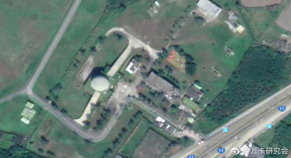 志航基地雷达站，可见带坡道的雷达大球