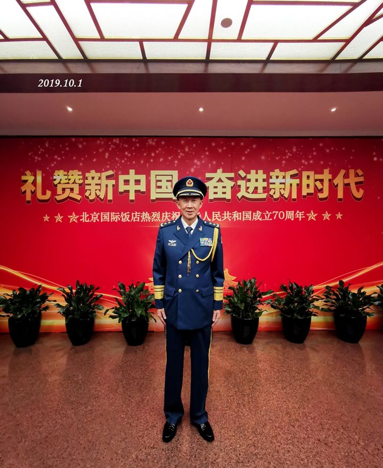 杨东明在北京国际饭店留影。