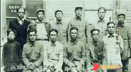 央视7频道播出的《太行军工》截图前排左2刘贵福，后排左1史来友、左2甄荣典，左5杨鸿章