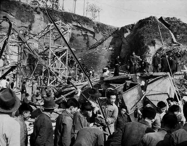 1949年12月9日，解放后的重庆，工人们正在抢修兵工厂。