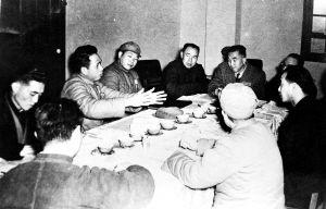 1950年1月，重庆市各界人民代表会议领导小组开会。左三为当时的重庆市委书记、市长陈锡联。