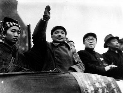 1950年元旦，邓小平在检阅庆祝解放的重庆市民游行队伍。