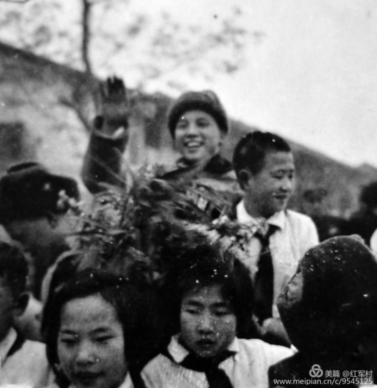 1952年3月四川某校少先队员欢迎志愿军英雄归来。中为王银虎
