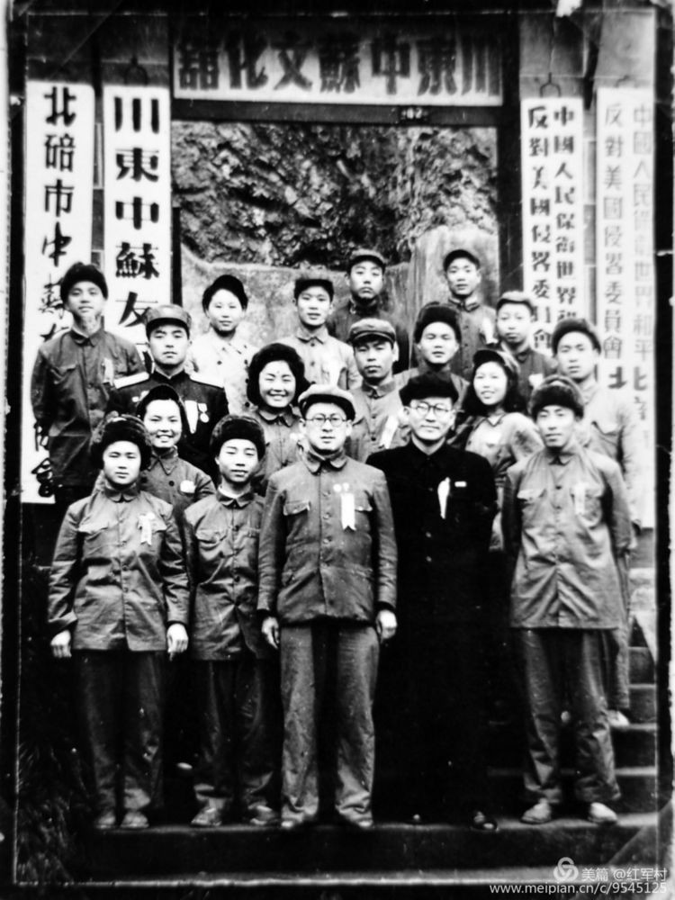 1952年3月志愿军归国代表团西南军区分团在四川重庆中苏文化馆。2排右1为王银虎