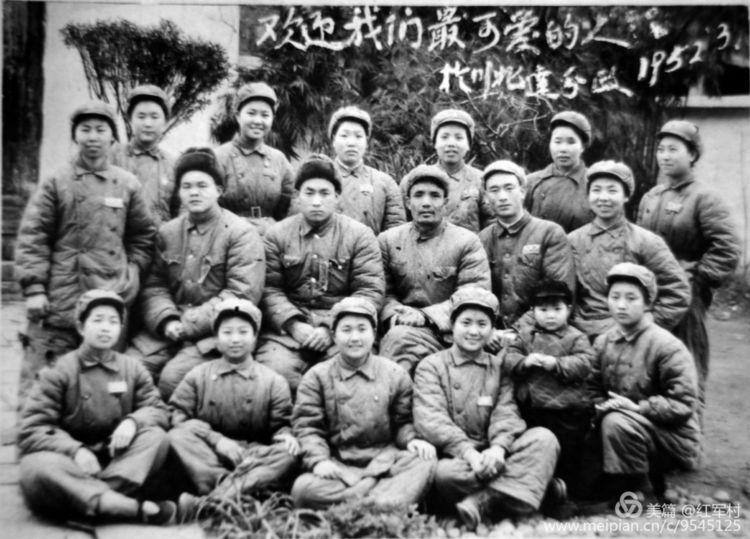 1952年3月，志愿军归国代表团西南军区分团代表合影2排左3为王银虎