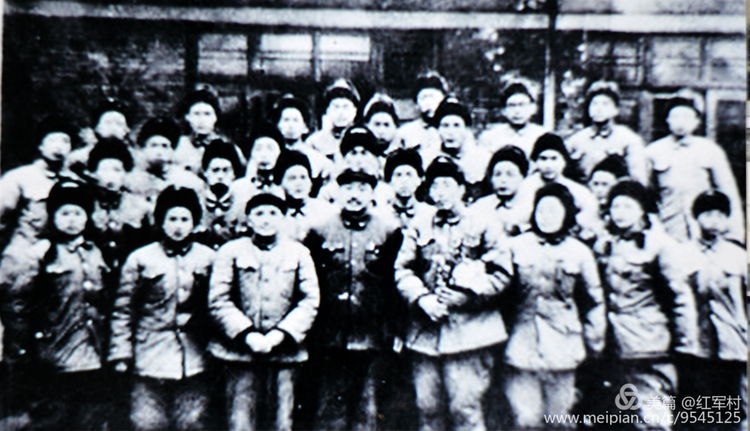 1952年3月，贺龙（前排左4）、邓小平（前排左3）接见抗美援朝归国代表团西南军区分团代表。王银虎为最后一排左3