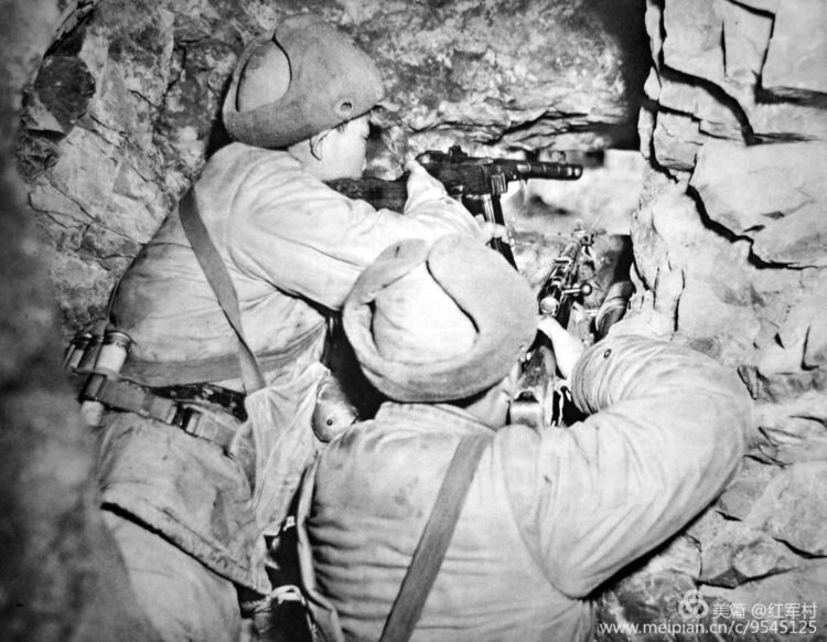 1952年冬坚守上甘岭坑道中的志愿军战士