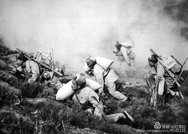 1952年冬志愿军后勤人员穿过敌人的封锁线，把粮食送到上甘岭前沿阵地