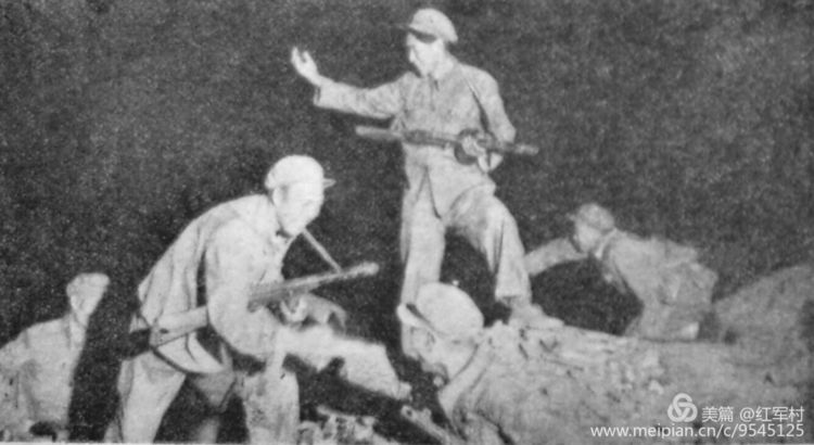 1952年坚守坑道的志愿军战士利用夜战歼灭敌人