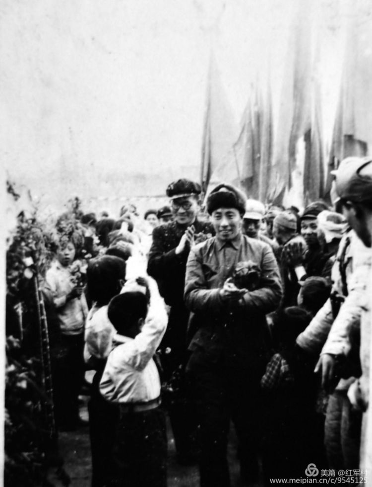 1953年初上甘岭战役结束后胜利下山，志愿军英雄受到当地群众的热烈欢迎。走在前面的为王银虎
