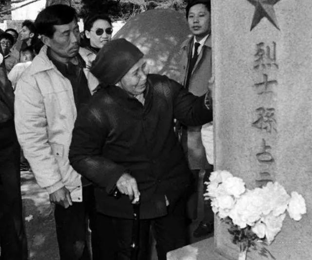 1992年孙占元烈士妹妹为他扫墓时的场景