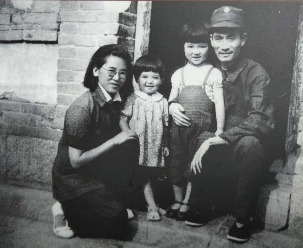1947年夏，李雪峰和夫人翟英（时任左权县委书记）、女儿小林、丹林在河北涉县赤岸村。
