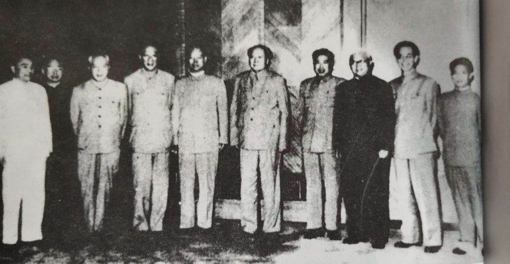 1965年杭州会议。左起:陶铸、陈伯达、李井泉、柯庆施、毛泽东、宋任穷、刘澜涛、李雪峰、胡耀邦