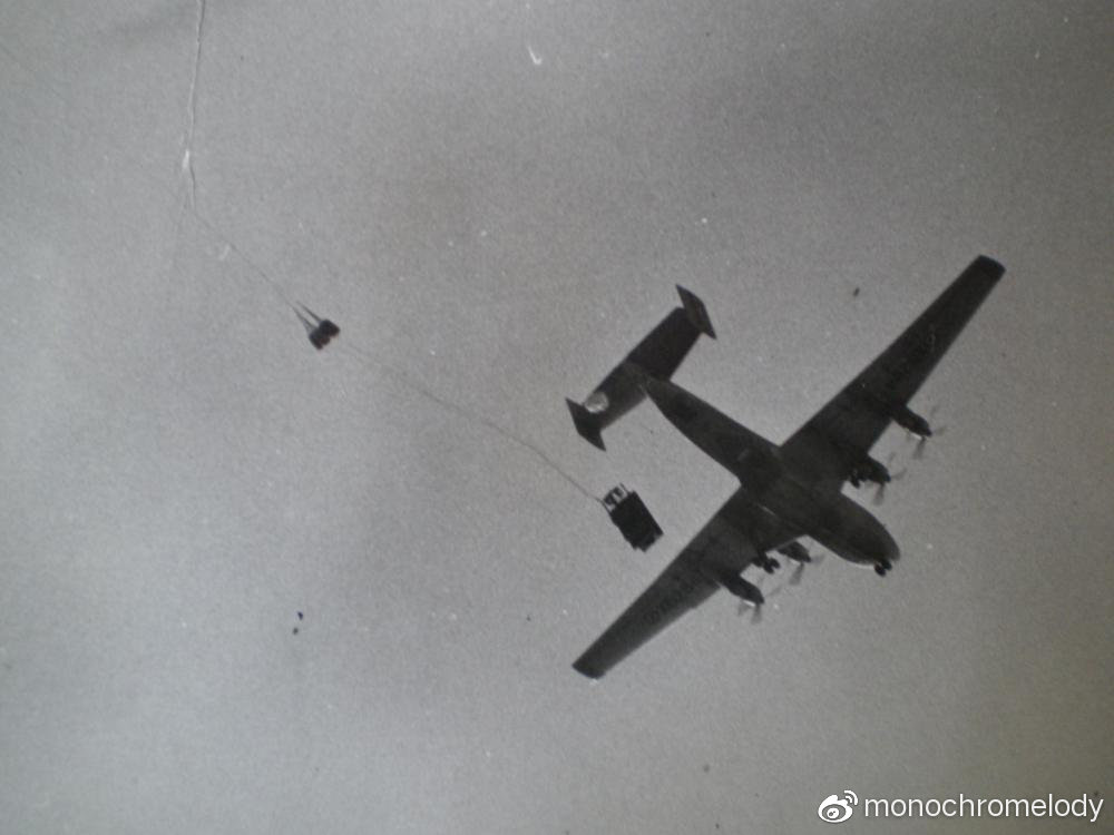 通过一架RAF的布莱克本比弗利运输机空投，这个角度不太容易看出其粗胖的机身