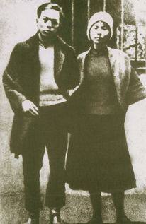 周文雍（左）和陈铁军遗照