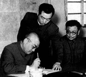 1953年7月28日上午9时30分，中国人民志愿军司令员彭德怀在朝鲜停战协定及其临时补充协议上正式签字。右为李克农。