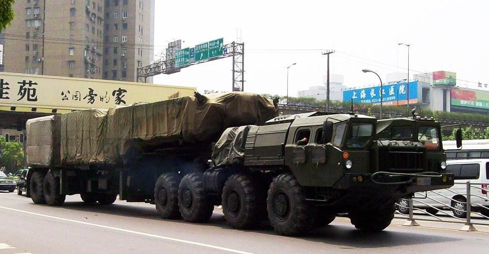 我军上海市附近S-300PMU1的64N6E雷达车，天线处于折叠状态。