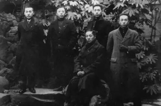 1917年9月，周恩来(后右一）赴日本求学时与留日同学合影