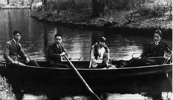 1922年，周恩来和入党介绍人张申府（右1）、刘清扬、赵光宸（左1）在柏林