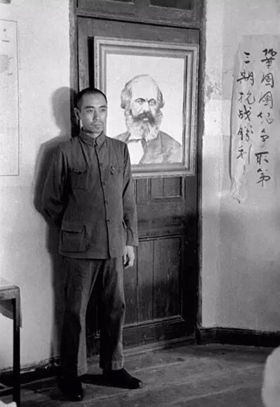 1938年8月周恩来在武汉
