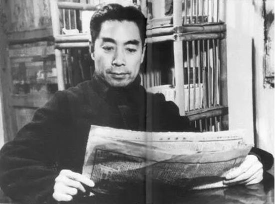 1938年重庆曾家岩办公室看《新华日报》