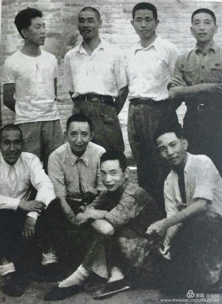 1947年九纵领导合影。后排右起：秦基伟、黄镇，前排右起：黄新友，何正文、袁子钦