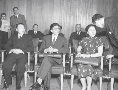 1950年12月，伍修权（左1）、乔冠华、龚普生在联合国记者招待会上