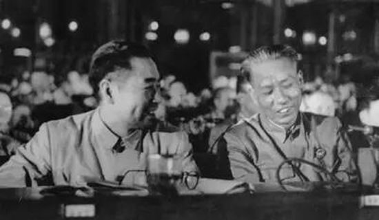 1950年6月周恩来、刘少奇在政协会上