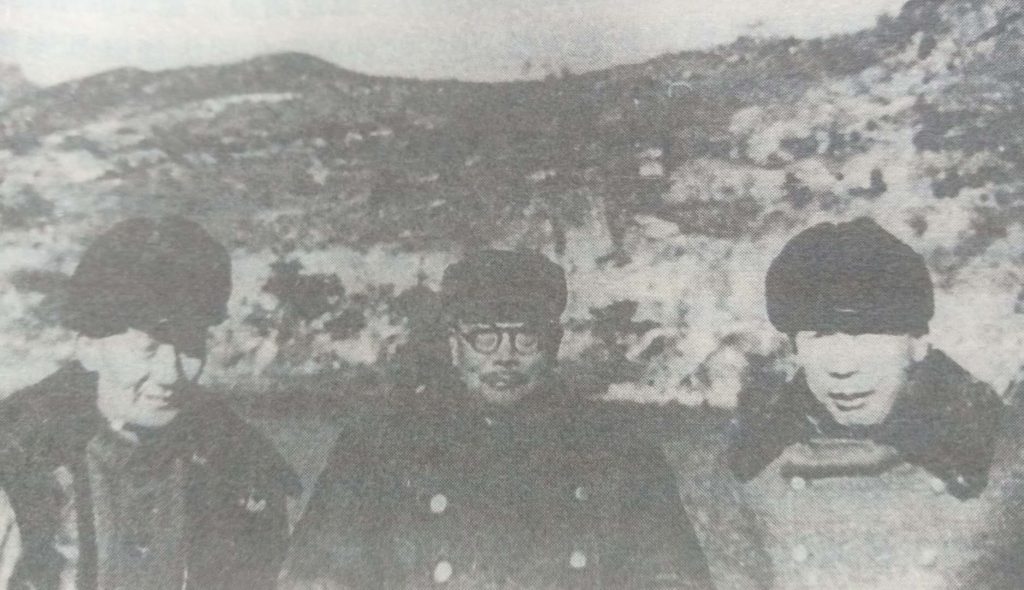 1951年12月，伍修权（右）、李克农（中）与柯柏年在朝鲜板门店