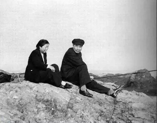 1951年5月周恩来与邓颖超在大连海滨