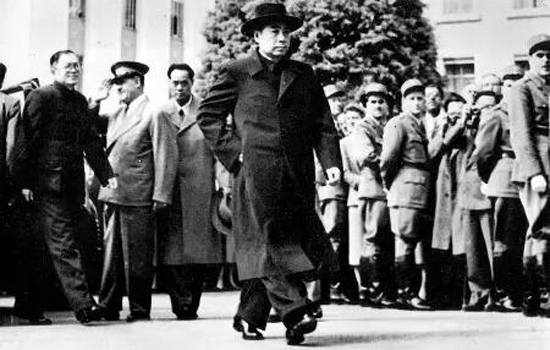 1954年4月周恩来步入日内瓦会议会场，代表新中国首次出现在国际舞台，步履坚定，神情沉稳，西方世界为之震动