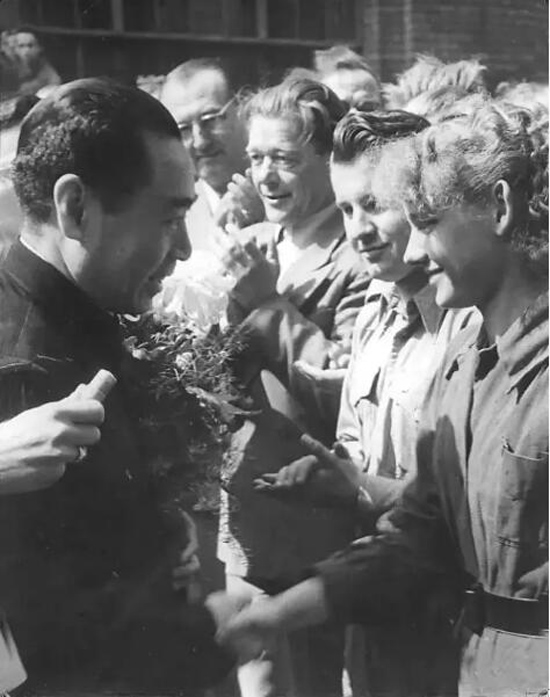 1954年7月，周恩来访问德意志民主共和国。新中国外交全是周总理亲自运筹