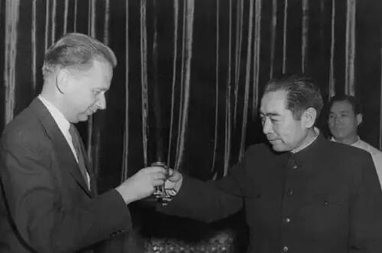 1955年1月，周恩来总理设宴为联合国秘书长哈马舍尔德饯行