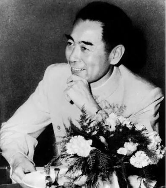1955年4月，周恩来在万隆会议上