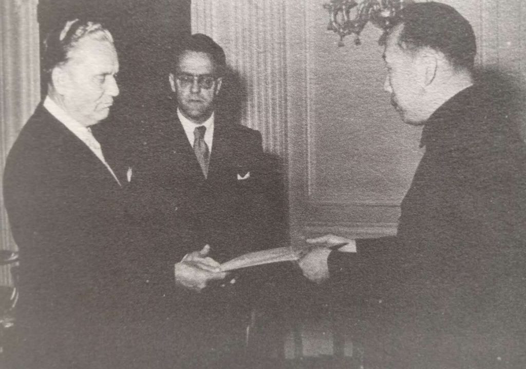 1955年5月，伍修权大使向南斯拉夫总统铁托递交国书