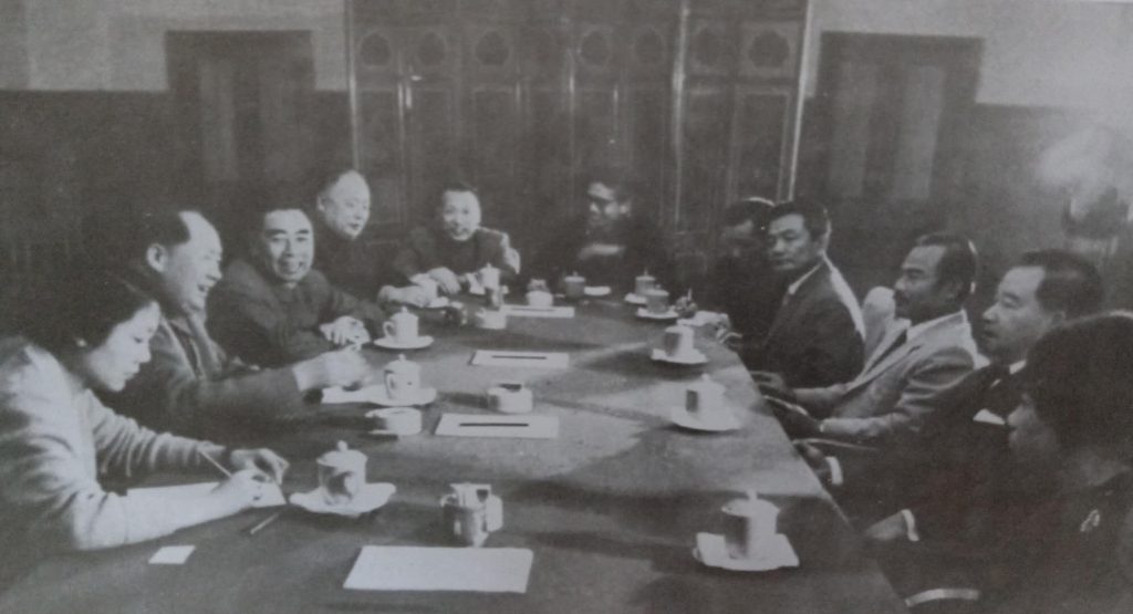 1961年4月24日，伍修权陪同毛泽东等（左2起：毛泽东、周恩来、陈毅、伍修权、乔冠华）会见老挝王国首相梭发那·富马亲王(右2）和老挝爱国战线党主席苏发努冯亲王（右3）