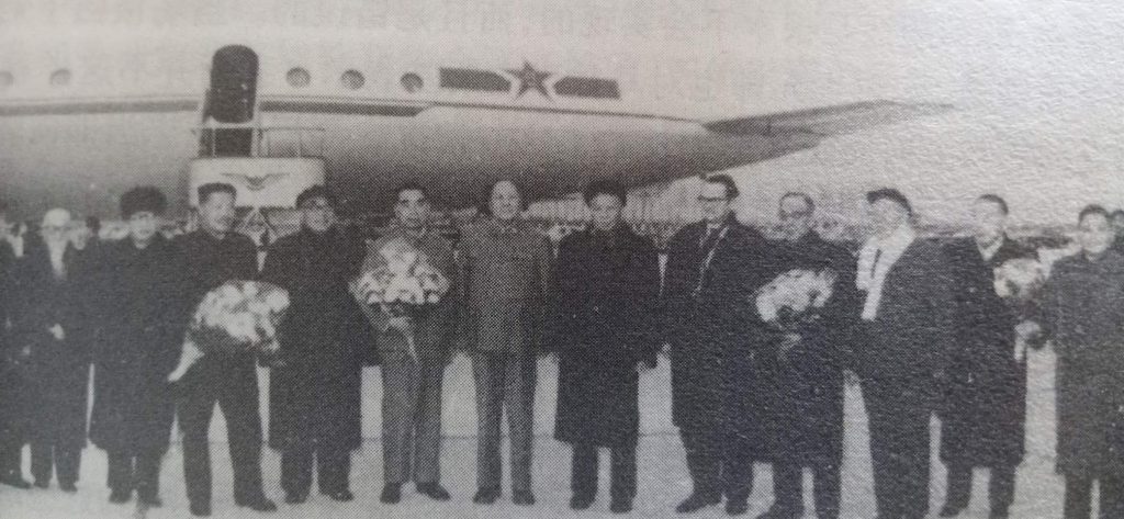 1964年11月，伍修权（右2）随周恩来、贺龙参加十月革命47周年活动后回京，毛主席率中央领导同志到机场迎接