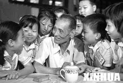 1985年8月，在纪念抗日战争和世界反法西斯战争胜利40周年的日子里，68岁的葛振林应邀参加湖南省少先队代表会议，对孩子们进行革命传统教育。