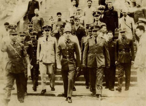 抗战期间，戴笠（左一）陪同蒋介石等检阅重庆特警班