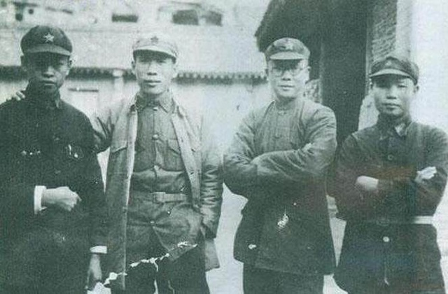 红军李克农（右2）与伍修权（右3）