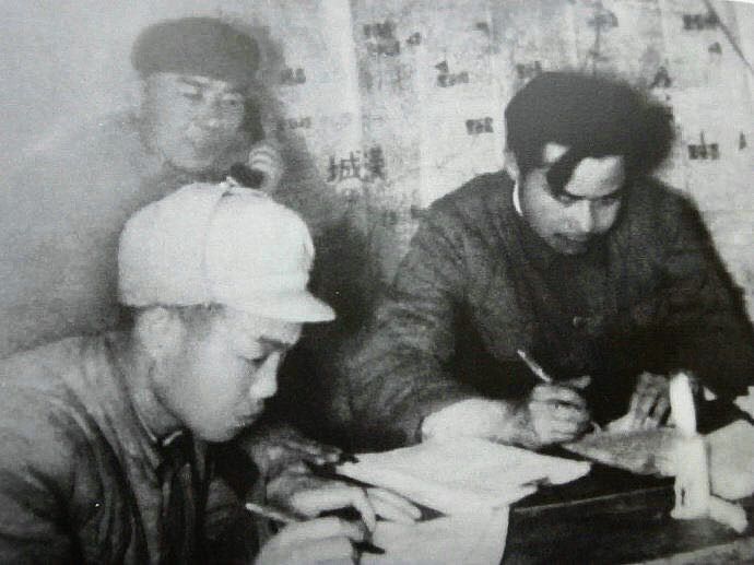 三兵团代司令员王近山（右）